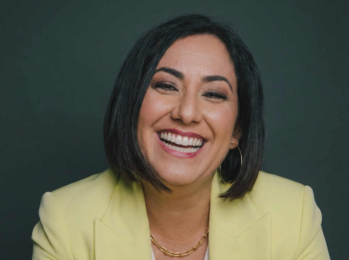 Dra. Kélen Abreu sorrindo, blazer amarelo